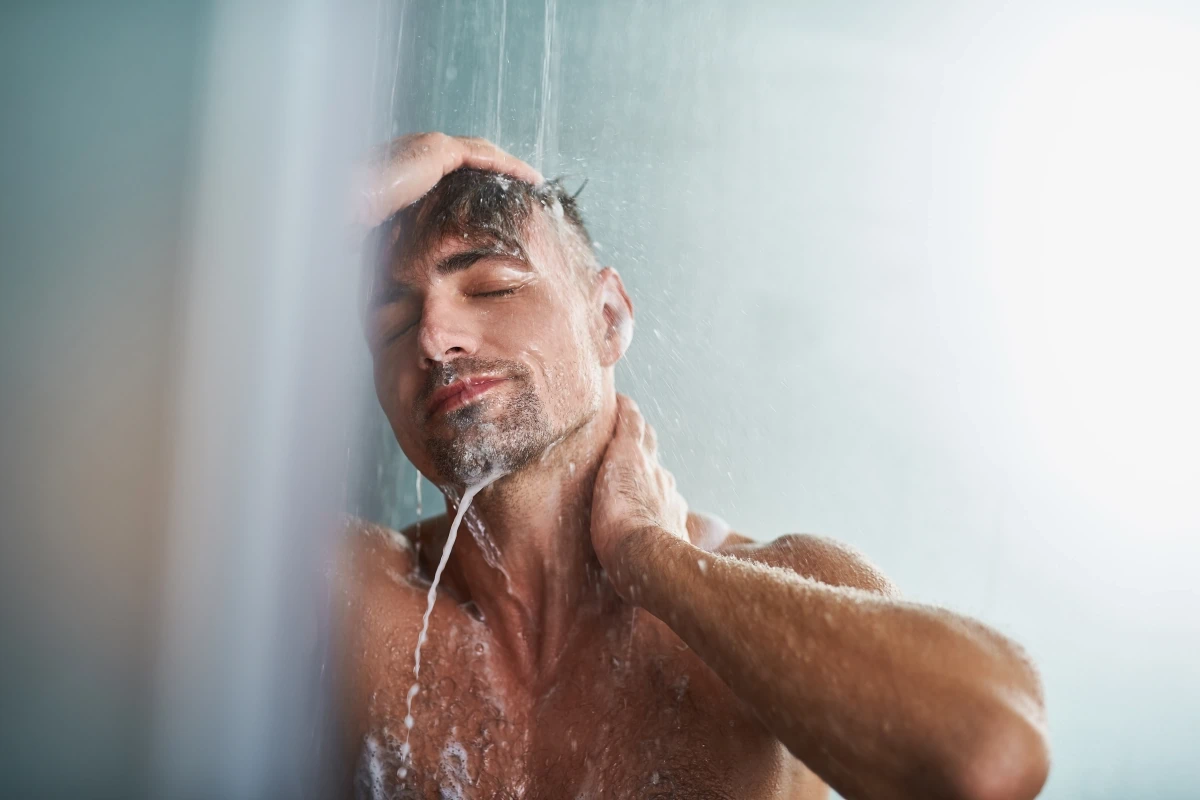 Como relaxar durante o banho: aproveite o vapor e a água quente, alongue bem as costas e respire fundo. Se quiser, acenda velas aromáticas e coloque uma música gostosa para tocar.